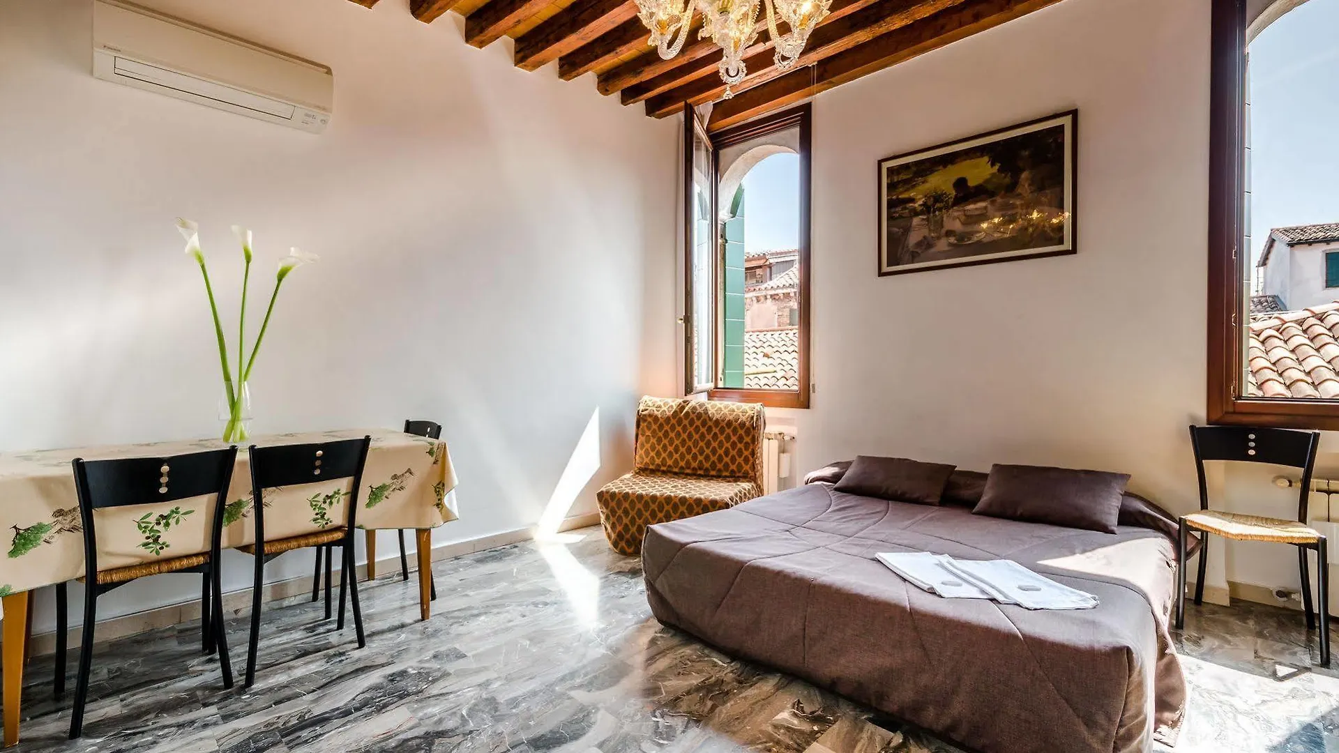 Venice Apartments contacts